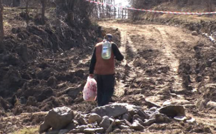 Alunecări de teren produse în trei comune din Bistrița Năsăud. O gospodărie este în pericol