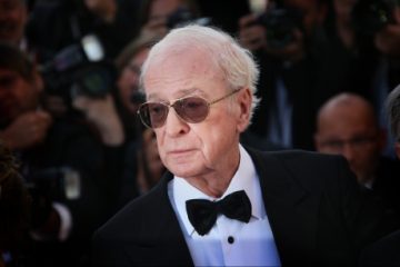 Michael Caine, la 90 de ani: „Am devenit actor pentru că am vrut să sărut o fată, dar am sfârșit prin a le săruta pe toate”