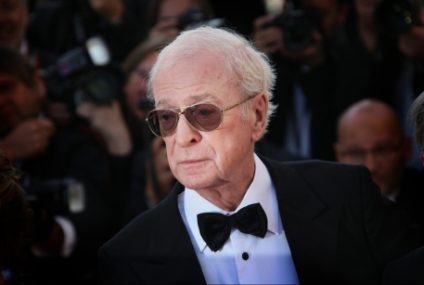 Michael Caine, la 90 de ani: „Am devenit actor pentru că am vrut să sărut o fată, dar am sfârșit prin a le săruta pe toate”