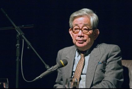 „Ce ai face dacă împăratul ți-ar cere să mori?” Moștenirea romancierului Kenzaburo Oe, unul dintre ultimii mari umaniști ai Japoniei