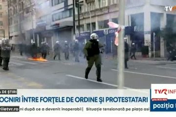 „Nu e eroare umană, e crima celor ce vor numai profit”. Protestele masive continuă la Atena după catastrofa feroviară. Ciocniri cu forțele de ordine