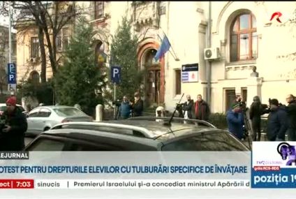 Protest pentru drepturile elevilor cu tulburări speciale de învăţare, la Inspectoratul Școlar București