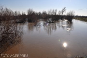 Risc de viituri pe râuri din 8 bazine hidrografice, până marți la prânz. Fenomene periculoase se pot produce cu probabilitate şi intensitate mai mare luni după-amiază, pe unele râuri mici din Bistriţa-Năsăud