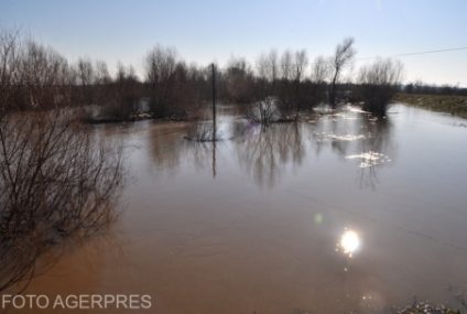 Risc de viituri pe râuri din 8 bazine hidrografice, până marți la prânz. Fenomene periculoase se pot produce cu probabilitate şi intensitate mai mare luni după-amiază, pe unele râuri mici din Bistriţa-Năsăud