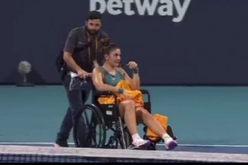 Imagini dramatice la turneul WTA 1000 de la Miami: Jucătoarea de tenis de origine română Bianca Andreescu s-a accidentat grav la gleznă în meciul din optimi  și a părăsit terenul în scaunul cu rotile