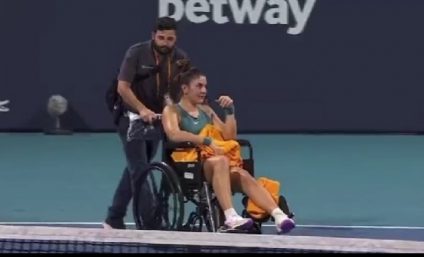Imagini dramatice la turneul WTA 1000 de la Miami: Jucătoarea de tenis de origine română Bianca Andreescu s-a accidentat grav la gleznă în meciul din optimi  și a părăsit terenul în scaunul cu rotile