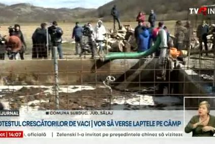 Protest inedit al crescătorilor de vaci. Fermierii au vărsat, simbolic, o cisternă cu lapte în comuna Surduc din Sălaj