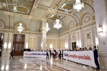 Protest al parlamentarilor USR în foaierul sălii de plen a Senatului: ”Tăiaţi pensiile speciale!”. Sindicaliști din poliție: „Scoateţi pensiile militare din PNRR!”