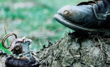 4 aprilie, Ziua internaţională pentru conştientizarea pericolului reprezentat de minele antipersonal. Fotograful Giles Duley, triplu amputat de un dispozitiv exploziv