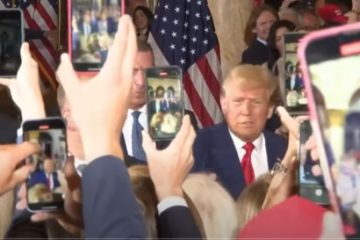 Revenit la reședința sa din Florida, Donald Trump a calificat inculparea sa drept o „insultă la adresa naţiunii”. „Niciodată nu mi-am imaginat ca acest lucru să fie posibil în America”