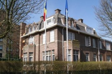 MAE: Ambasada de la Haga a iniţiat demersuri privind românul a cărui rezervare la o unitate de cazare a fost anulată