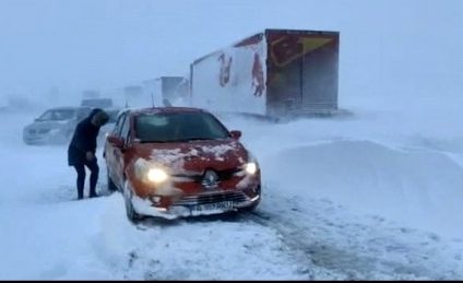 Drumuri închise circulației și cursuri suspendate în Botoșani, Iași și Neamț. Sute de persoane au rămas înzăpezite cu maşinile