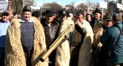 Fermierii protestează vineri în mai multe judeţe din ţară şi în Bucureşti