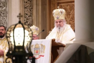 Patriarhul Daniel: Sfintele Paşti – sărbătoarea luminii şi a bucuriei. Izvorul păcii – Hristos cel Răstignit şi Înviat