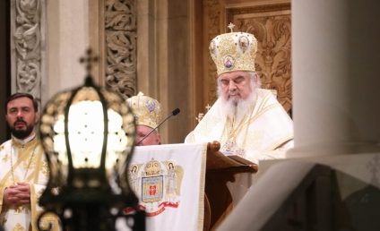 Patriarhul Daniel: Sfintele Paşti – sărbătoarea luminii şi a bucuriei. Izvorul păcii – Hristos cel Răstignit şi Înviat
