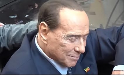 Fostul premier Berlusconi a părăsit secţia de terapie intensivă