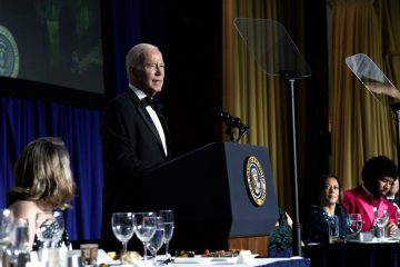Biden se bate joc de Fox, CNN și de el însuși la cina corespondenților – The New York Times