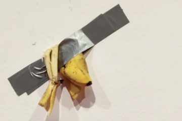 Un student mănâncă o banană lipită cu bandă adezivă pe peretele unui muzeu, lucrarea „Comedian” a lui Maurizio Cattelan, pentru că „îi era foame”