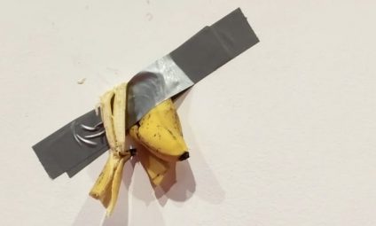Un student mănâncă o banană lipită cu bandă adezivă pe peretele unui muzeu, lucrarea „Comedian” a lui Maurizio Cattelan, pentru că „îi era foame”
