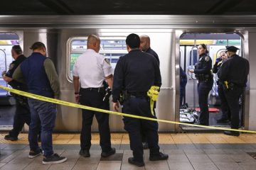 Bărbat moare după ce a fost sufocat de un alt călăreț în metroul din New York, spun oficialii.  Procuratura investighează – CNN