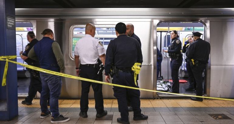barbat-moare-dupa-ce-a-fost-sufocat-de-un-alt-calaret-in-metroul-din-new-york,-spun-oficialii.-procuratura-investigheaza-–-cnn