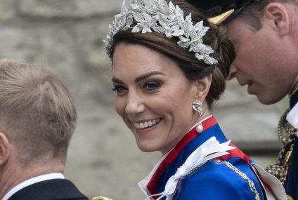 Kate, Prințesa de Wales, îi onorează pe Regina Elisabeta și Diana la încoronarea Regelui Carol – CBS News