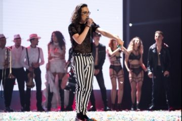 EUROVISION: Costumații fabuloase pe covorul turcoaz. Theodor Andrei a purtat o ținută „animal print”, cu pantaloni scurți, bocanci și șosete lungi, negre