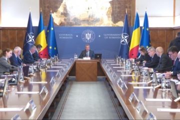 Guvernul a adoptat „ordonanţa austerității”, prin care sunt  suspendate angajările în instituţiile publice și sunt diminuate posturile de consilieri. A fost eliminată prevederea privind sporul de doctorat