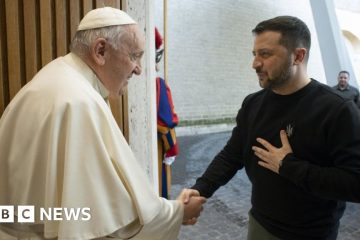 Războiul din Ucraina: Papa îi spune lui Zelensky că „se roagă pentru pace” – BBC