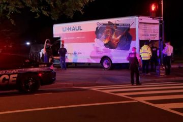 Șoferul U-Haul se confruntă cu mai multe acuzații după ce s-a izbit de bariera de securitate din apropierea Casei Albe din Piața Lafayette, a spus poliția – CNN