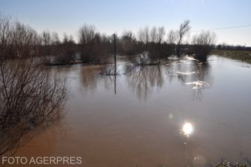 Cod roşu de inundaţii în bazine din județul Caraș-Severin. Ploi şi furtuni, în mai multe regiuni din ţară