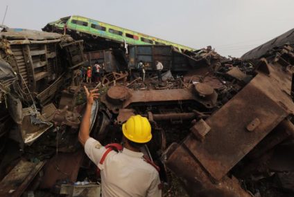 Prim-ministrul indian Narendra Modi vizitează locul accidentului de tren care a ucis peste 280 de persoane în India – CNN
