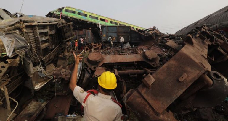 prim-ministrul-indian-narendra-modi-viziteaza-locul-accidentului-de-tren-care-a-ucis-peste-280-de-persoane-in-india-–-cnn