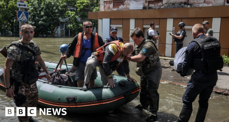 baraj-din-ucraina:-mii-de-oameni-fug-in-timp-ce-inundatiile-scufunda-hersonul-si-orasele-din-apropiere-–-bbc