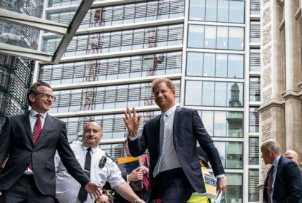 Prințul Harry către avocatul ziarului tabloid: „Nimeni nu vrea să fie spart telefonul” – ABC News