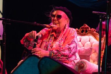 Joni Mitchell revine pe scena, Golden, Glorious and in Control – The New York Times