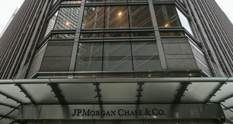 jpmorgan-ajunge-la-un-acord-de-290-de-milioane-de-dolari-cu-victimele-lui-epstein-–-the-new-york-times