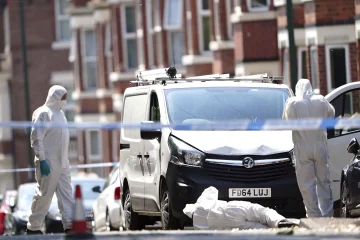 Poliția din Nottingham spune că un bărbat a înjunghiat cu moartea 3, a furat o dubiță și a fugit încă 3 în orașul englez – The Associated Press
