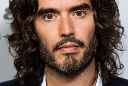 Channel 4 Doc Airs Russell Brand Rape, Sexual Abuse Allegations; Comedian Appears On London Stage – Deadline