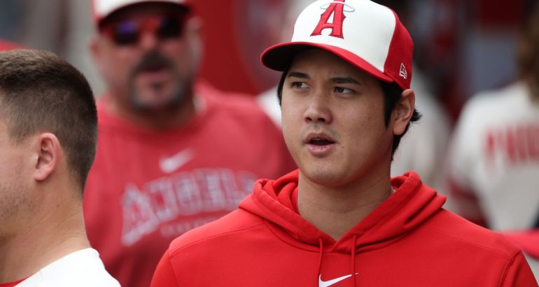 shohei-ohtani-has-elbow-surgery,-expects-to-hit-in-’24,-pitch-in-’25-–-espn