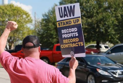 UAW announces significant expansion of strike at GM, Stellantis but reports progress in talks at Ford – CNN