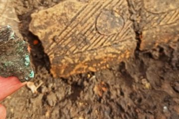 Urmele unor locuinţe vechi de mai bine de 6.000 ani, specifice culturii Precucuteni, descoperite de arheologi la Timişeşti, Neamț