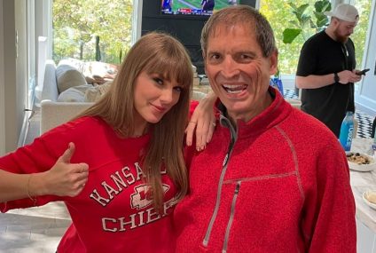 Taylor Swift: Travis Kelce’s girlfriend shares snap of herself at Chief star’s HOUSE as she enjoys lunch with – Daily Mail