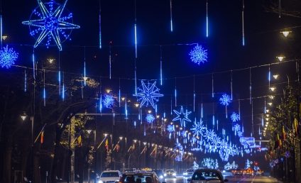 Iluminatul festiv din Capitală va costa anul acesta aproximativ 5,3 milioane lei. Compania Municipală a anunțat licitațiile pentru închirierea și achiziționarea decoraţiunilor