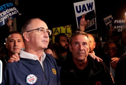 UAW leaders push ahead with Ford contract as GM talks drag – Reuters.com