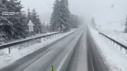 CNAIR avertizează şoferii că se circulă în condiţii de iarnă pe multe drumuri din zonele înalte