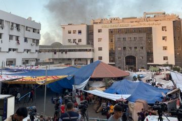 Israeli troops and tanks raid Gaza’s Al-Shifa Hospital – CNN