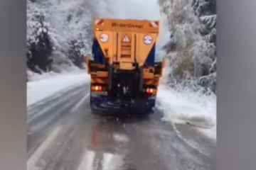 Drumarii acţionează pe DN 67C şi DN 67D pentru deszăpezire şi fac apel la şoferi să nu circule cu maşinile neechipate