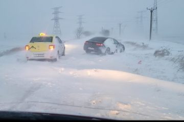 Drumuri închise circulaţiei, zeci de mașini blocate în trafic, copaci rupți și acoperișuri smulse de vânt. Toate porturile de la Marea Neagră sunt închise. Localități fără curent electric și fără apă