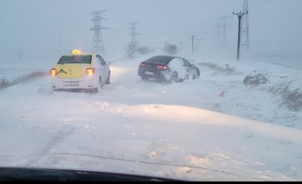 Drumuri închise circulaţiei, zeci de mașini blocate în trafic, copaci rupți și acoperișuri smulse de vânt. Toate porturile de la Marea Neagră sunt închise. Localități fără curent electric și fără apă